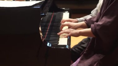 Piyano çalma görüntüsü