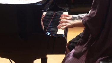 Piyano çalma görüntüsü