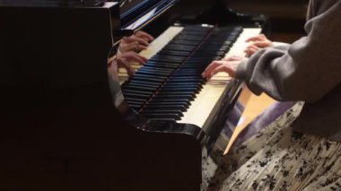 Piyano çalma görüntüsü