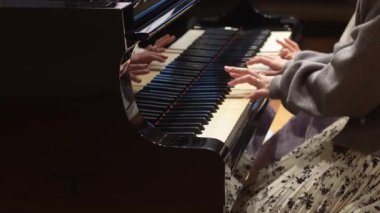 Piyano çalma görüntüsü