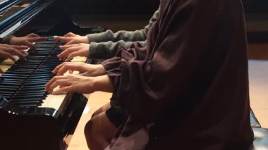 Piyano çalan kadın