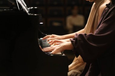 Piyano çalan kadın