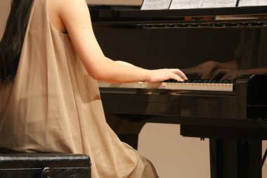 Piyano çalan kadın