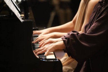 Piyano çalan kadın