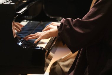 Piyano çalan kadın