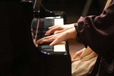 Piyano çalan kadın