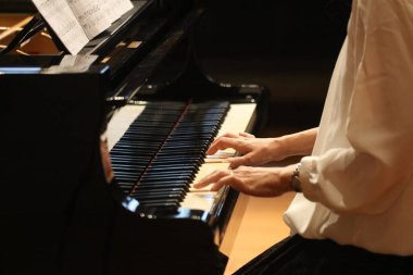 Piyano çalan kadın