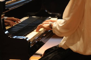 Piyano çalma görüntüsü