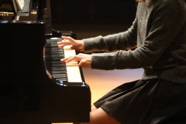 Piyano çalan kadın