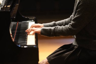 Piyano çalan kadın