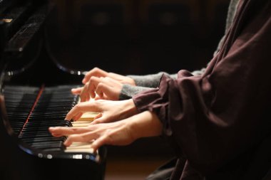 Piyano çalan kadın