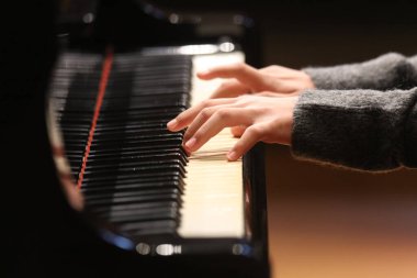 Piyano çalan kadın