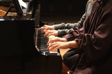 Piyano çalan kadın