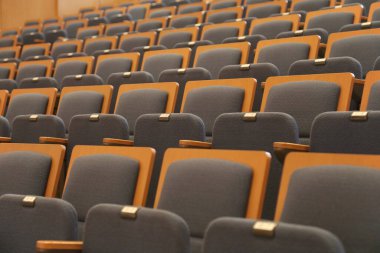 Salonun oturma yerinin resmi