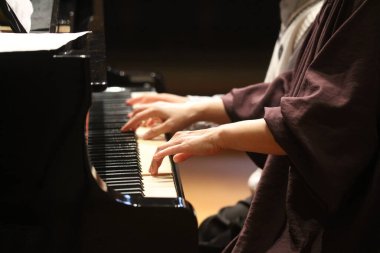 Piyano çalma görüntüsü