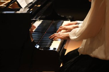 Piyano çalma görüntüsü