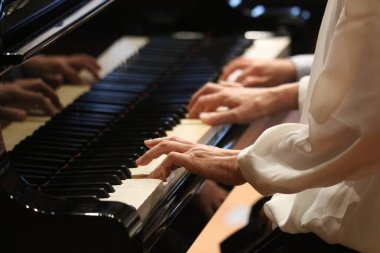 Piyano çalma görüntüsü