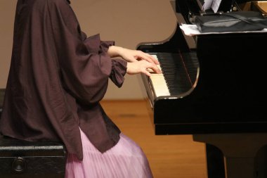 Piyano çalan kadın