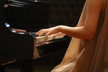 Piyano çalan kadın