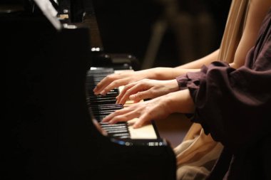 Piyano çalan kadın