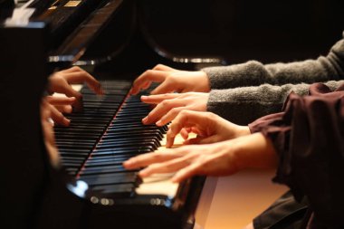 Piyano çalan kadın