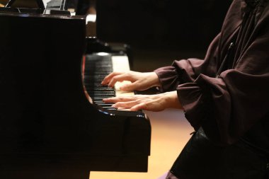 Piyano çalan kadın