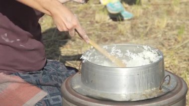 Taze pilav servisi yapan bir kadın.