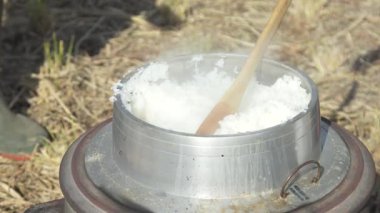 Taze pilav servisi yapan bir kadın.