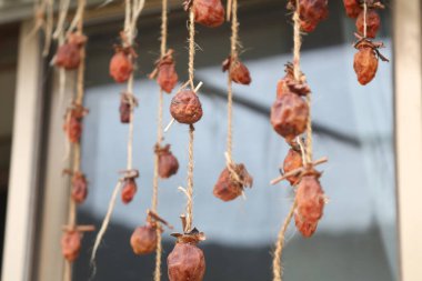 Rüzgarda sallanan kurumuş hurma ağaçları.