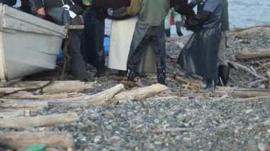 Balıkçılar ağlarını temizliyor