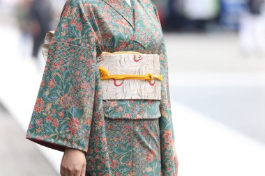 Kimono giyen bir kadın.