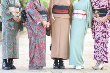 Kimono giyen bir kadın.