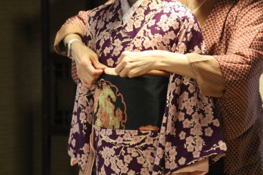 Kimono giyen bir adam.
