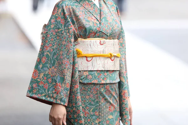 Kimono giyen bir kadın.