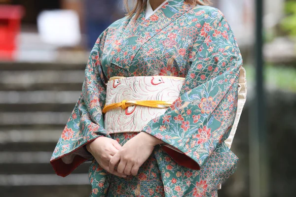 Kimono giyen bir kadın.