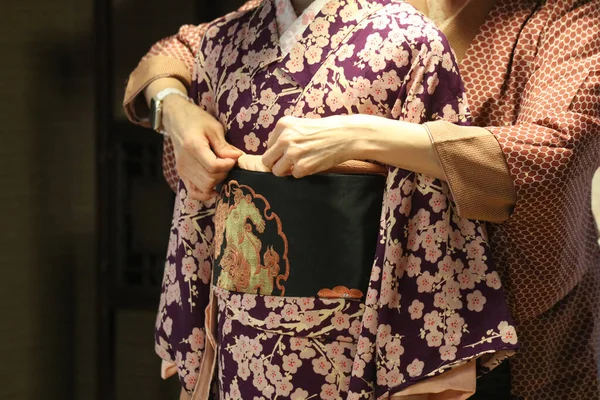 Kimono giyen bir adam.