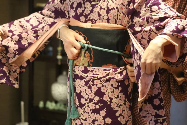Kimono giyen bir adam.