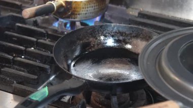 Mantı kızartan bir kadın.