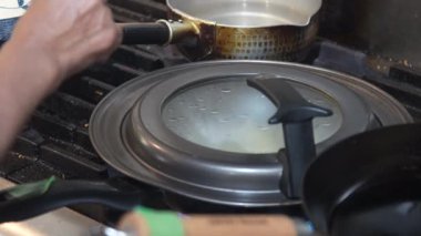 Mantı kızartan bir kadın.