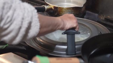 Mantı kızartan bir kadın.