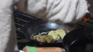 Mantı kızartan bir kadın.