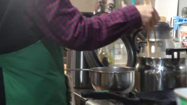 Miso çorbası yapan bir kadın.