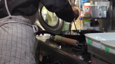 Mantı kızartan bir kadın.