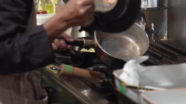 Mantı kızartan bir kadın.