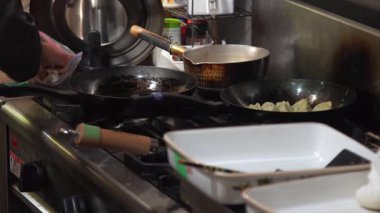 Mantı kızartan bir kadın.