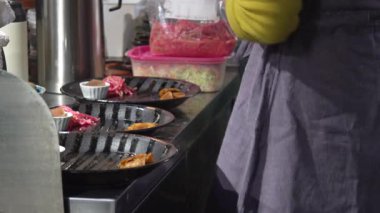 yemek hazırlama kadın