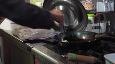 Mantı kızartan bir kadın.