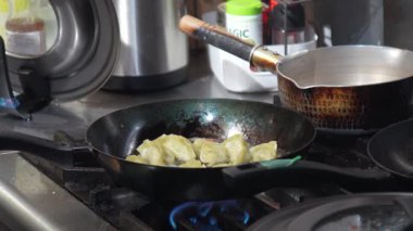 Mantı kızartan bir kadın.