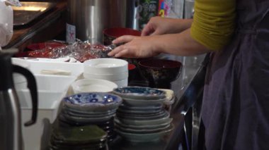 Miso çorbası yapan bir kadın.