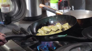 Mantı kızartan bir kadın.